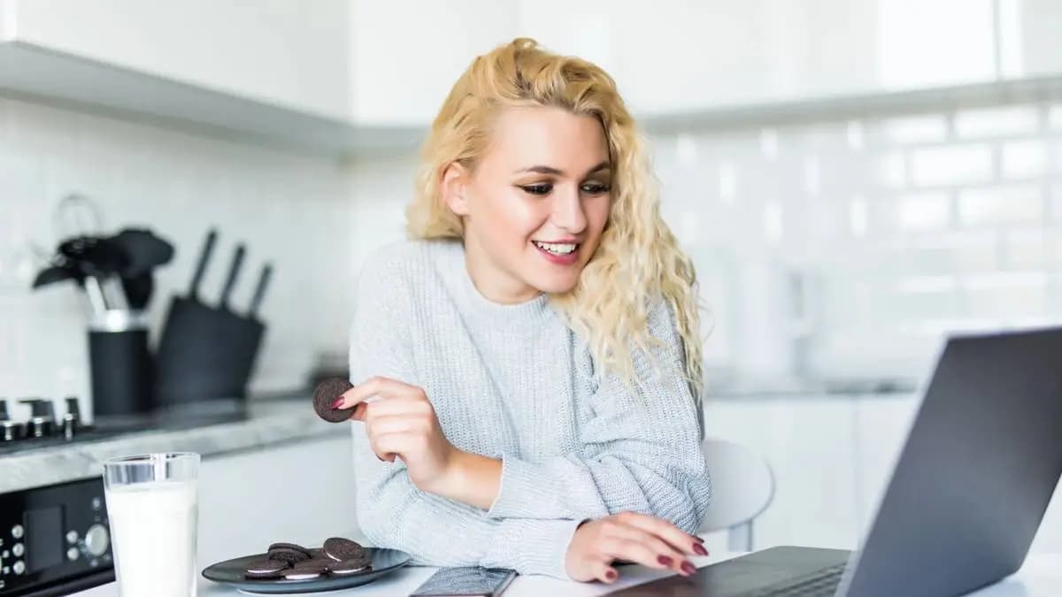 mladá žena se usmívá u laptopu, povídá si s AI mladá žena se usmívá u laptopu, povídá si s AI